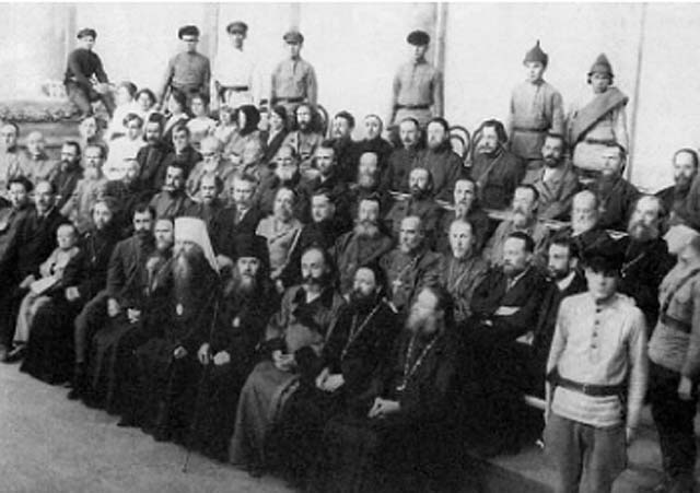 Последний снимок обвиняемых во главе с митрополитом Вениамином перед вынесением приговора. 5 июля 1922 г.