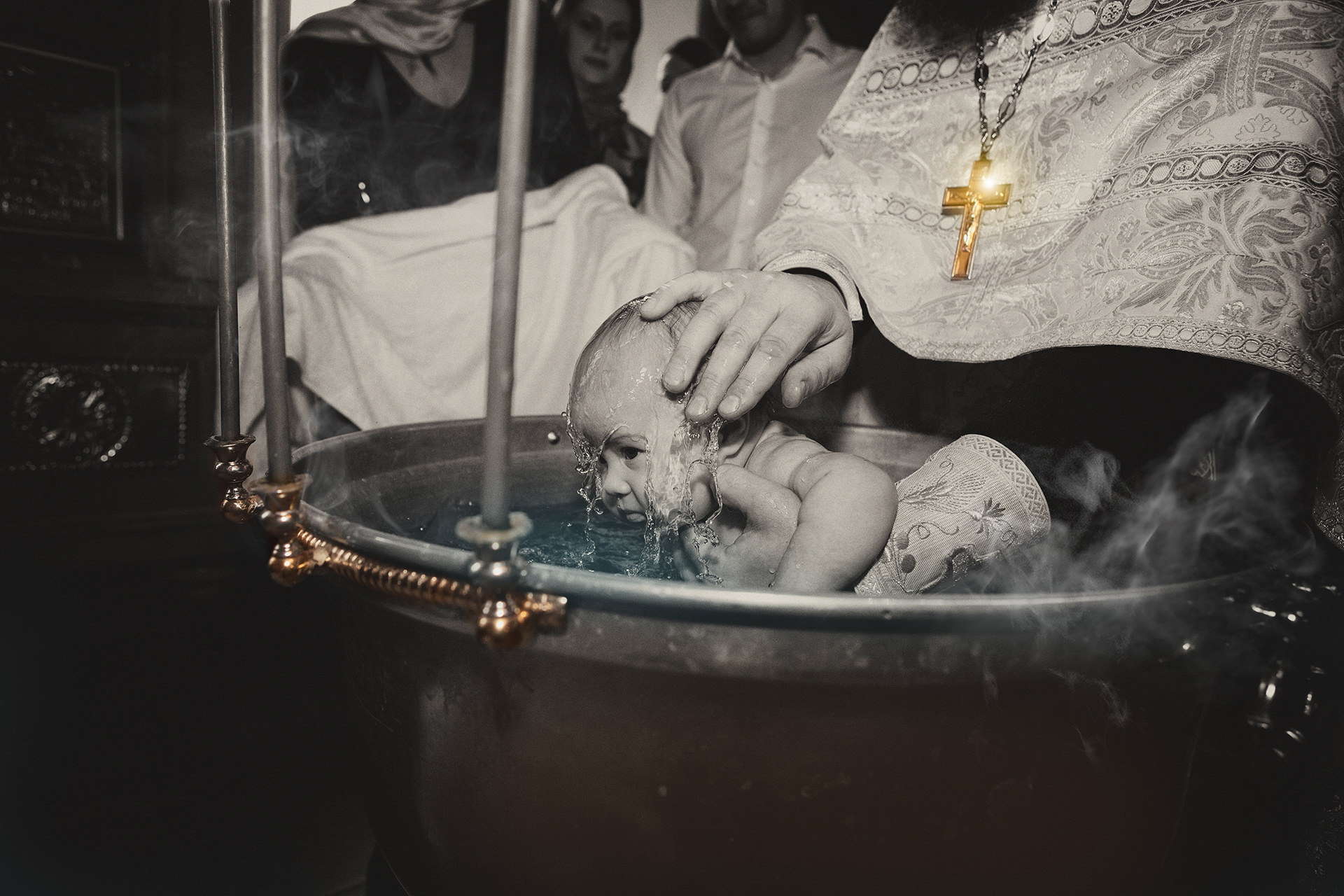 Почему мальчиков крестят перед алтарём, а девочек - нет? Проблемы и традиции