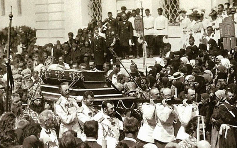 Торжественная процессия с мощами преподобного Серафима Саровского, возглавляемая императором Николаем II. 1903